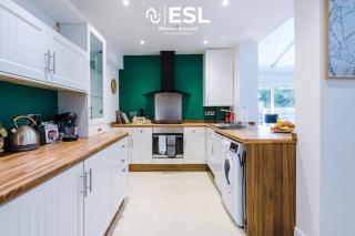 Open Plan 3 Bedroom House with Garden and Parking - 1