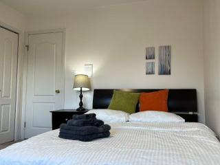 Home Base Quiet Queen Rooms - 6