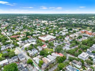 Southern Elegance Carriage House - 8