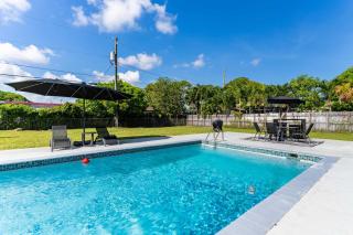 Near Hard Rock Stadium - Pool Fenced Yard - 1