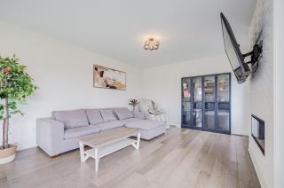 Bright New 5BR 4BA Entire Home - 0
