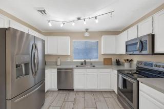 Desert Retreat Modern 3BR Spa Bath Long Term - 9