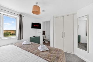 Stylish House • Sleeps 5 • Driveway Parking • Work Desk • Fast WiFi • Self-Check-In • Yoko Property - 7