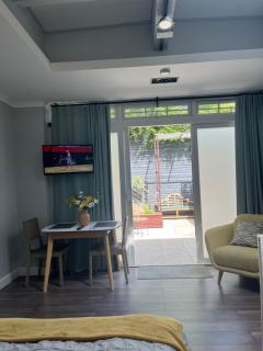 The Welcome Haven - Cozy Studio with Patio & Free Parking - 1