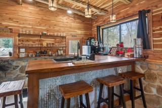 Stagecoach Saloon Riverside cabin with stone pizza oven - 1