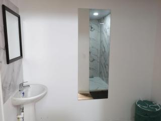 Amplia habitación con oficina - 8