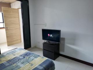 Amplia habitación con oficina - 2