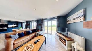 Baywatch and Baybreak - two 3 bedroom cottages nearby - Seaview to baywatch - Part of the The Bay Filey Holiday Village with pool, gym and direct beach access, pub, restaurant, tennis and meadows walks - 4