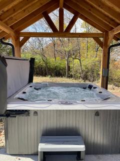 Tranquil 3BR Wooded Yard Hot Tub EV Plug - 0