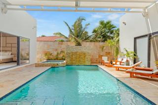 Private 5BR Villa with Pool, Minutes to Palm Beach - 0