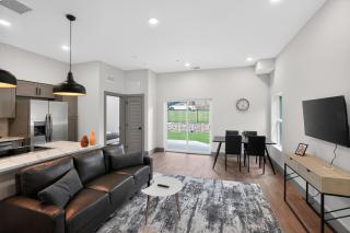 Modern 2-bedroom featuring spacious open-concept - 8