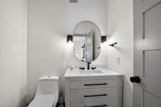 Modern 2-bedroom featuring spacious open-concept - 7