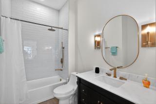 Spacious 2-bedroom with modern finishes - 2