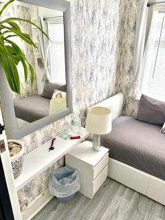 Spacious room and single with private bathroom - 8