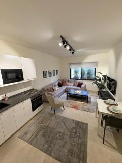 Chic and modern apt in abdoun full kitchen - 0
