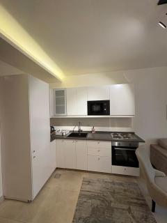 Chic and modern apt in abdoun full kitchen - 1