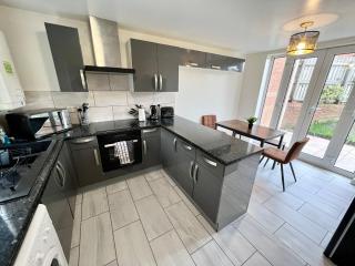 Spacious 3-Bedroom house with 5 beds and sofa-bed - 3