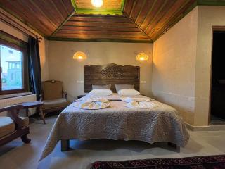 Falcon Cave Suites - 4