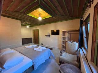 Falcon Cave Suites - 5
