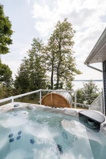 Lakefront Retreat w Hot Tub & Sauna 4-Season - 8