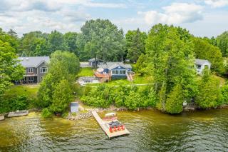 Lakefront Retreat w Hot Tub & Sauna 4-Season - 0