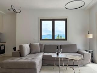 Lux Studio Lustica Bay and Car - 4