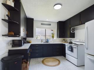 Modern Earthy Bungalow I King Beds I OSU - 7