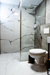 The Golden View Guesthouse - 9