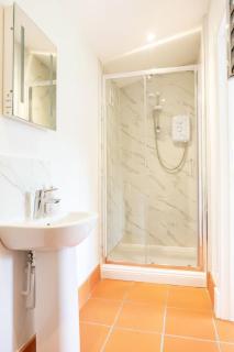 Quarry View Studio in Shrewsbury with Parking - 4