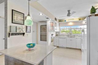 Two Bedroom Condo with Oceanfront Balcony and Water Views - 4