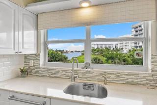 Two Bedroom Condo with Oceanfront Balcony and Water Views - 1