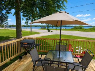 Cozy Log Cabin Lake Views - 6