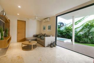 Prime location near 5th Avenue & beach - 0