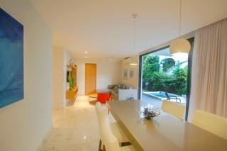 Prime location near 5th Avenue & beach - 9