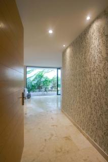Prime location near 5th Avenue & beach - 8