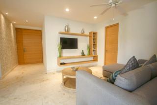 Prime location near 5th Avenue & beach - 5