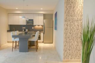 Prime location near 5th Avenue & beach - 4