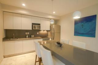 Prime location near 5th Avenue & beach - 2