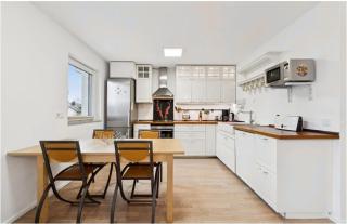 Bright by Trade Fair ICM 15 min direct to City Center 2-BedRoom full 2-BathRoom, free Parking, Balcony, Family and Business friendly - 2