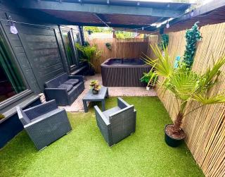 Private wellnes lodge with jacuzzi ,sauna and garden between Amsterdam Haarlem and Schiphol Airport - 0