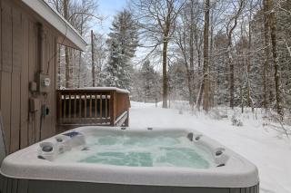 Family Friendly Cabin I Firepit Hot Tub I Poconos - 9