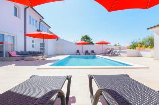 Family friendly house with a swimming pool Valbandon, Fazana - 27707 - 1