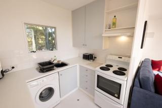 Modern Apartment Opposite Hagley Park with Free Parking - 0