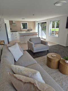 Peaceful Wanaka Escape - Walk to Town, Lake & Golf - 0