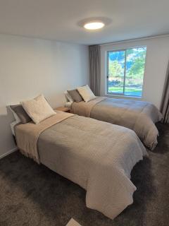 Peaceful Wanaka Escape - Walk to Town, Lake & Golf - 4