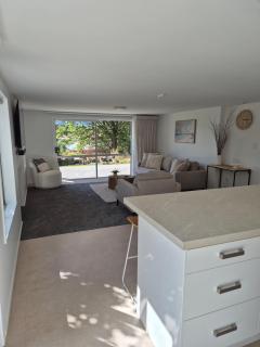 Peaceful Wanaka Escape - Walk to Town, Lake & Golf - 2