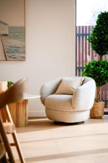Elegant 3 Floor Balwyn Retreat with Lift & Parking - 2