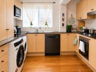 Audrey Entire Apartment Beachside with private yard, Tram access, F1, WiFi and Free Parking Included - 4