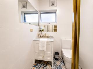 Audrey Entire Apartment Beachside with private yard, Tram access, F1, WiFi and Free Parking Included - 6
