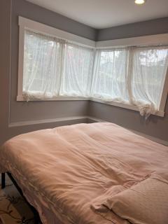 Rooms near Seatac airport on bus line - 4